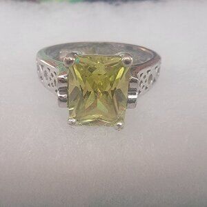 Lia Sophia Appletini Ring Sz 7.5